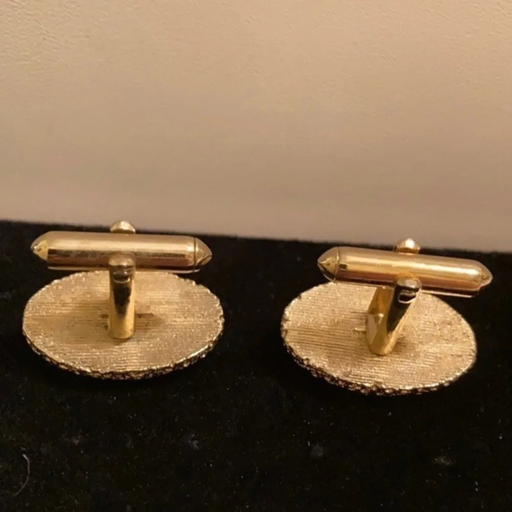 Vintage men’s gold tone cuff links with ruby gem-like inlay w/matching tie clip